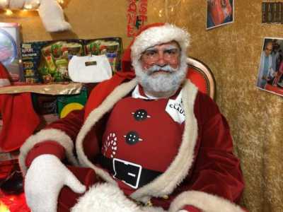 All�interno c�� un finto caminetto, calze natalizie, luci colorate...